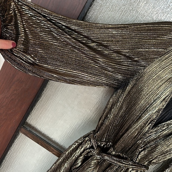 BARDOT
BELLISSA PLEAT DRESS size Small - Picture 7 of 9